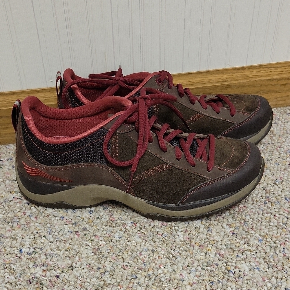 Dansko women's Sabrina slip resistant brown walking shoes sz 38 (7.5-8)
